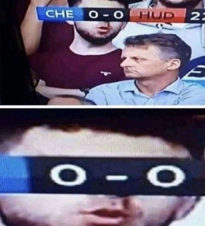 This two-panel meme features a frame from a live English Premier League football match broadcast. The top panel shows the score overlay reading 'CHE 0-0 HUD' positioned coincidentally directly over a male spectator's face, making the two 0 characters of the score appear to be the spectator's eyes and the hyphen appear to be his nose, perfectly aligning with his slightly open mouth to create a comical complete face. The bottom panel is a close-up crop of this coincidence to emphasize the funny visual alignment gag.